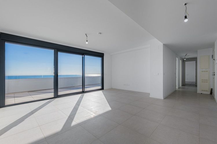 Penthouse | Resale in Playamar in Playamar, Costa del Sol - Photo 4