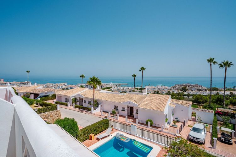 House | Resale in La Duquesa in La Duquesa, Costa del Sol - Photo 2
