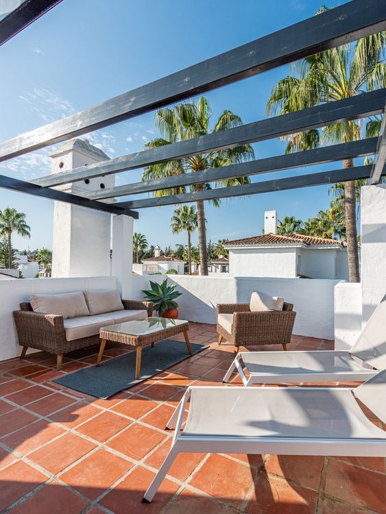 Apartment | Resale in Nueva Andalucía in Nueva Andalucía, Costa del Sol - Photo 2