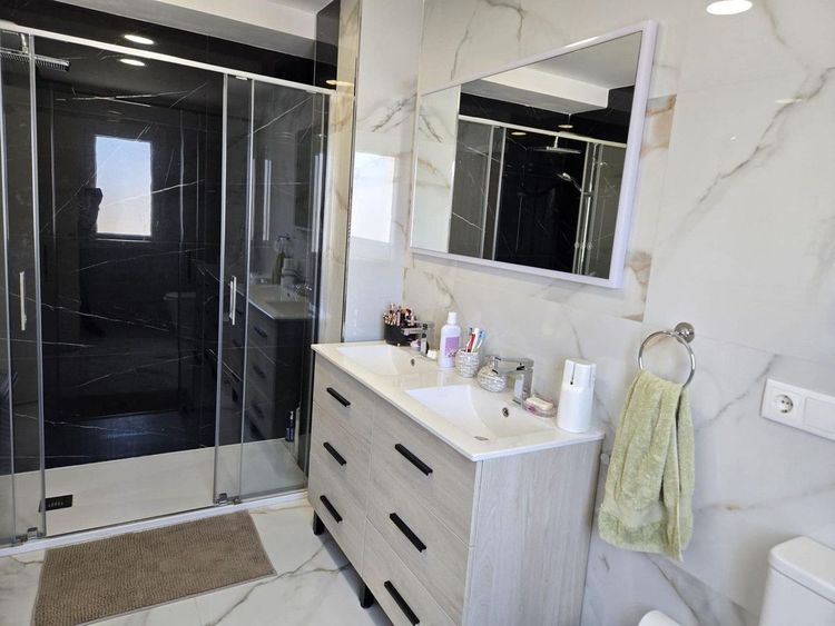 House | Resale in Los Boliches in Los Boliches, Costa del Sol - Photo 2