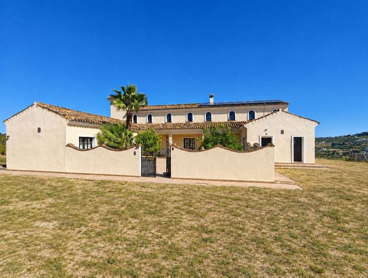 House | Resale in Casares in Casares Others, Costa del Sol - Photo 3