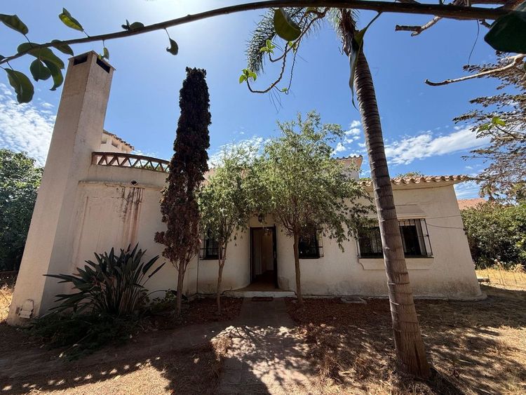 House | Resale in Marbesa in Marbesa, Costa del Sol - Photo 2