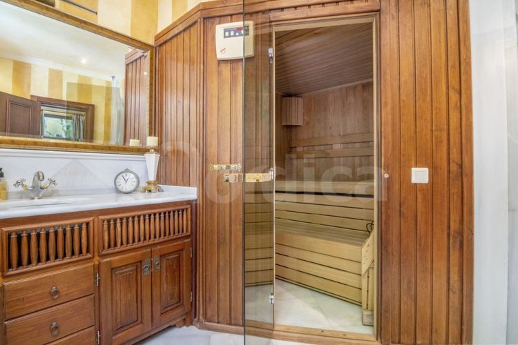 House | Resale in Marbella in Marbella, Costa del Sol - Photo 5