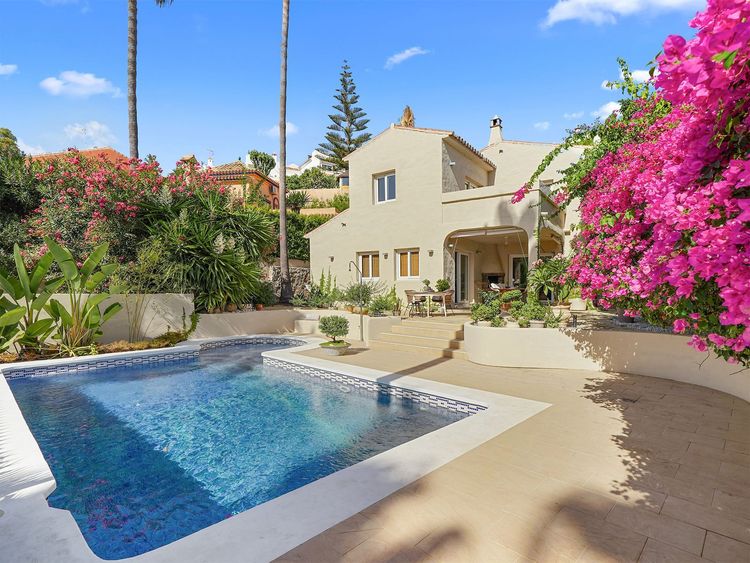 House | Resale in Calahonda in Calahonda, Costa del Sol - Photo 2