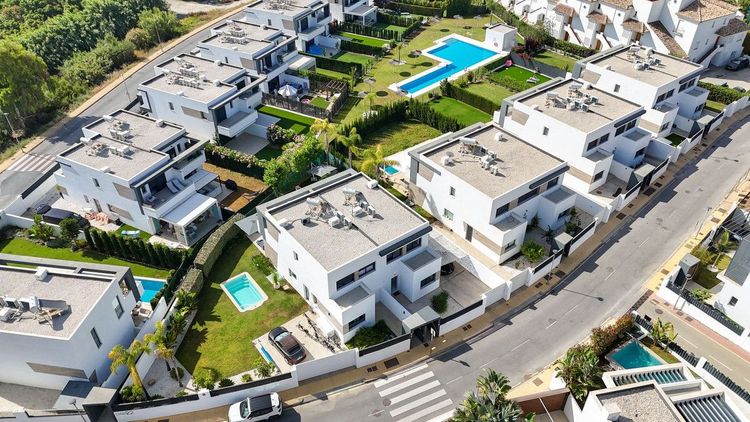 House | Resale in Selwo in Selwo, Costa del Sol - Photo 3