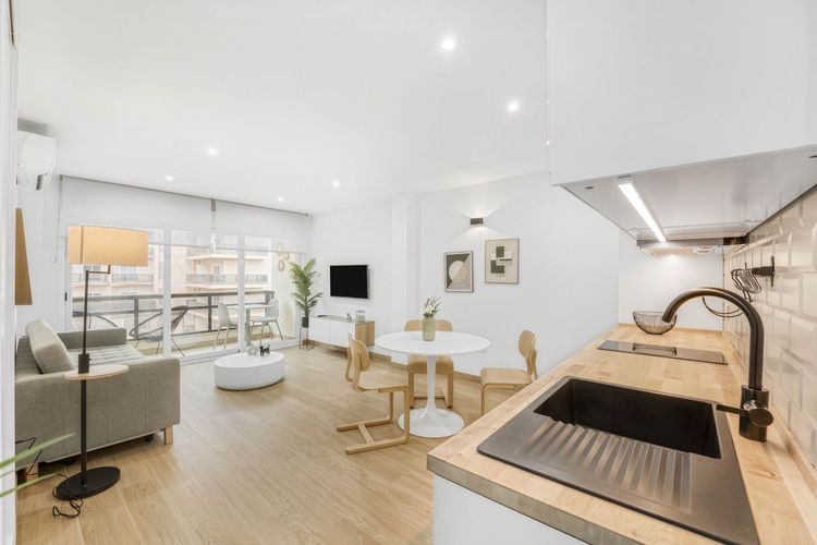 Apartment | Resale in La Carihuela in La Carihuela, Costa del Sol - Photo 2