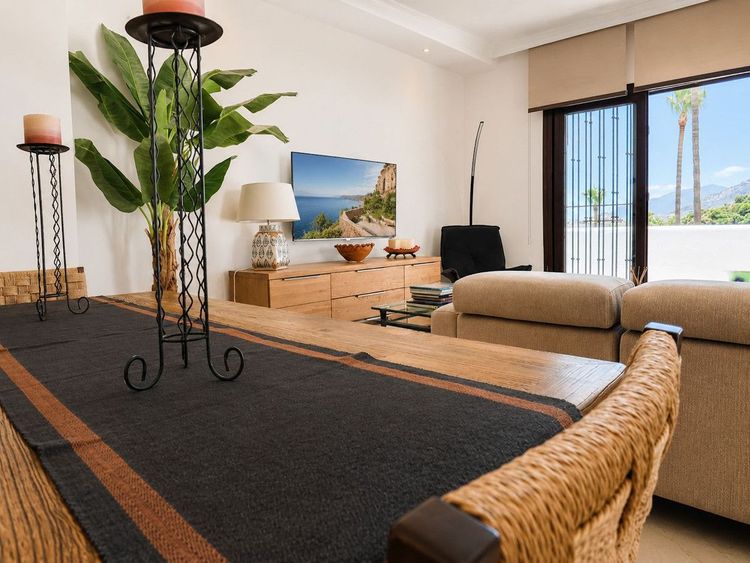 House | Resale in Los Arqueros in Los Arqueros, Costa del Sol - Photo 2