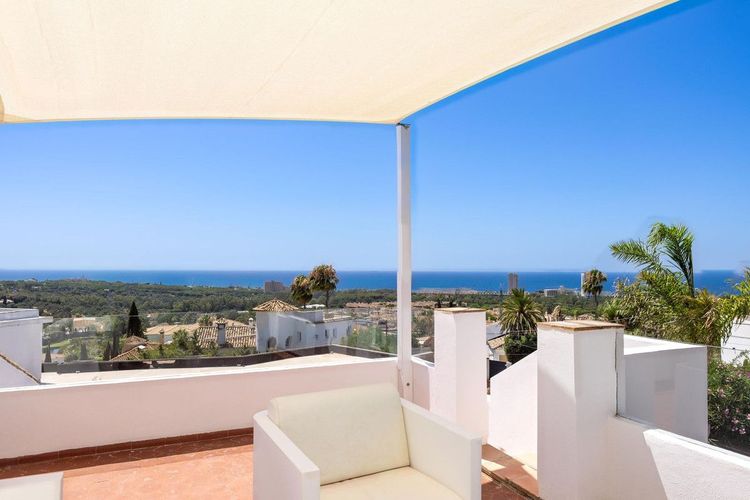 House | Resale in Elviria in Elviria, Costa del Sol - Photo 2