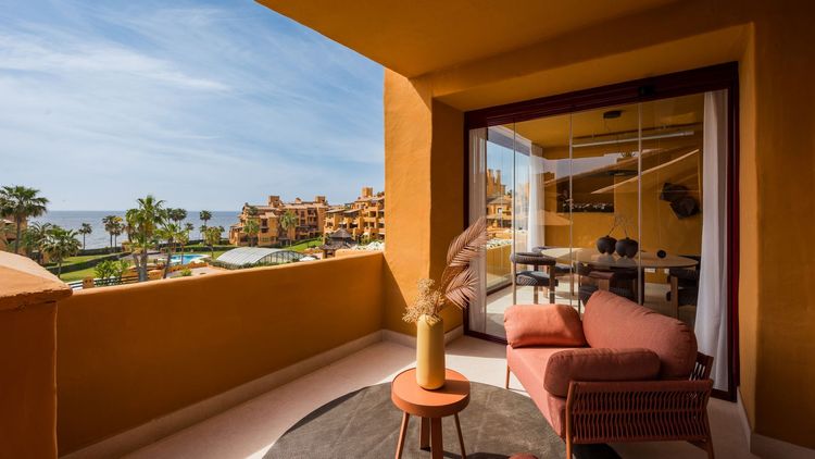 Apartment | Resale in Estepona in Estepona, Costa del Sol - Photo 2