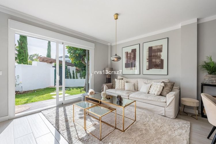 Apartment | Resale in Nueva Andalucía in Nueva Andalucía Others, Costa del Sol - Photo 2