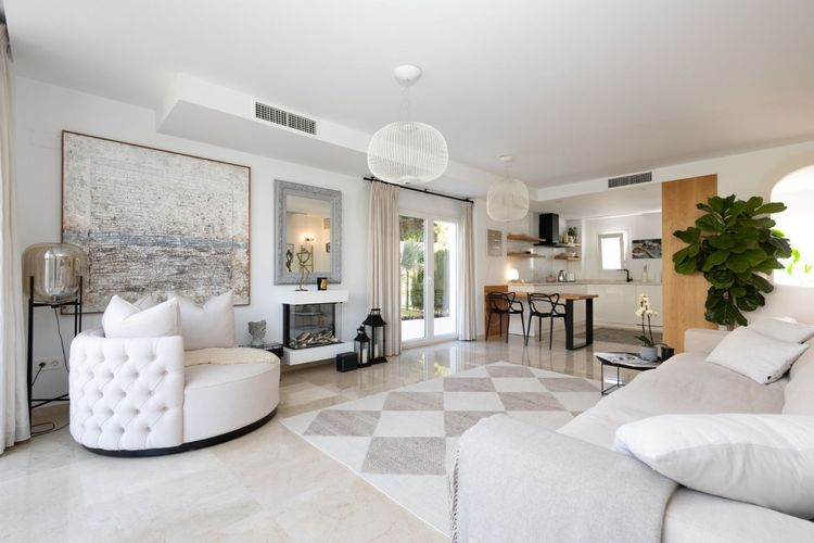 House | Resale in Calahonda in Calahonda, Costa del Sol - Photo 2