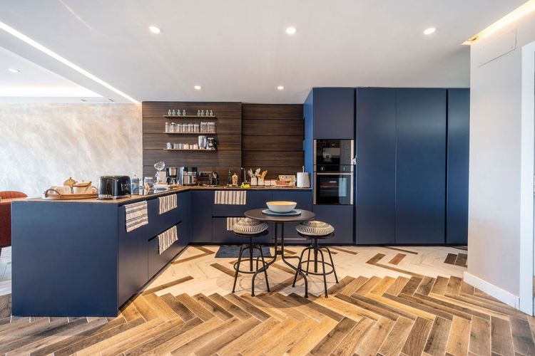 Apartment | Resale in Puerto Banús in Puerto Banús, Costa del Sol - Photo 2