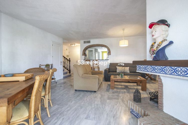 House | Resale in Estepona in Estepona, Costa del Sol - Photo 5