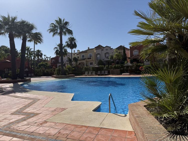 Apartment | Resale in Nueva Andalucía in Nueva Andalucía Others, Costa del Sol - Photo 5