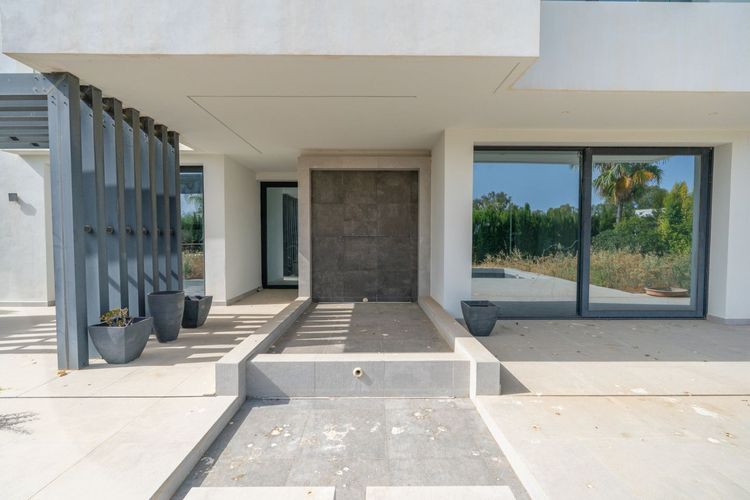 House | Resale in Estepona in Estepona, Costa del Sol - Photo 4