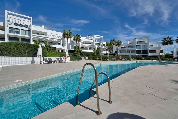 Apartment | Resale in Estepona in Estepona, Costa del Sol - Photo 2