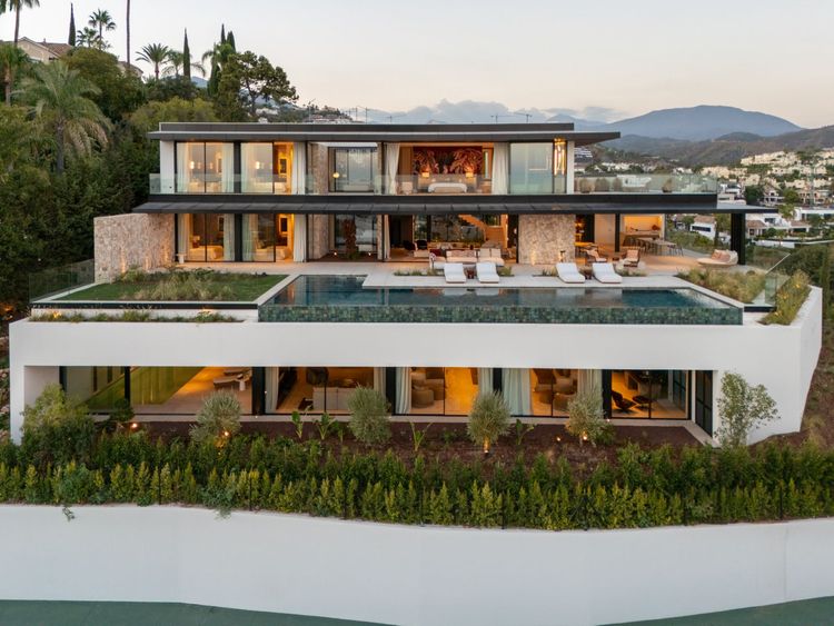 House | Resale in Benahavís in Benahavís Others, Costa del Sol - Photo 2