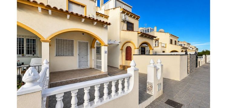 House | Resale in Playa Flamenca in Playa Flamenca, Costa Blanca - Photo 5