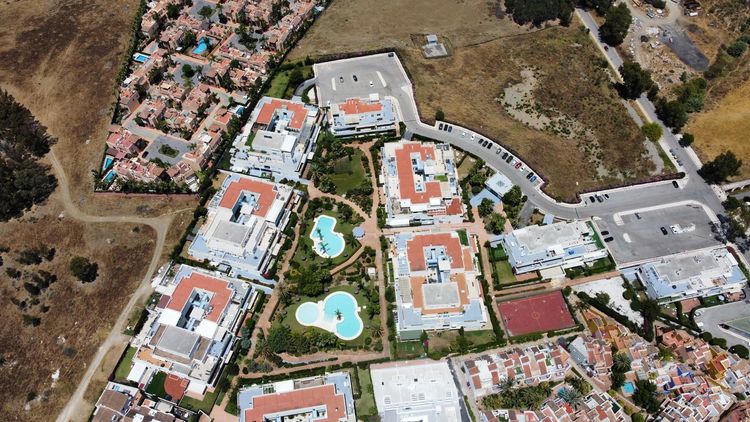 Apartment | Resale in Nueva Andalucía Others in Nueva Andalucía Others, Costa del Sol - Photo 2