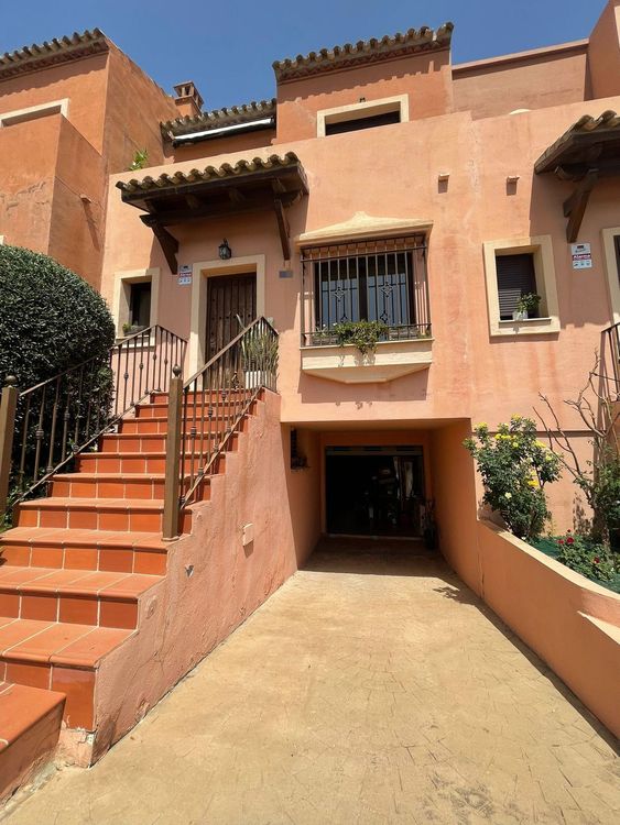 House | Resale in Estepona in Estepona, Costa del Sol - Photo 2
