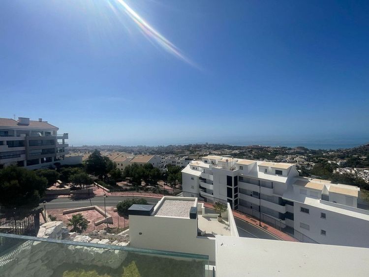 Apartment | Resale in Benalmadena in Benalmadena Others, Costa del Sol - Photo 2