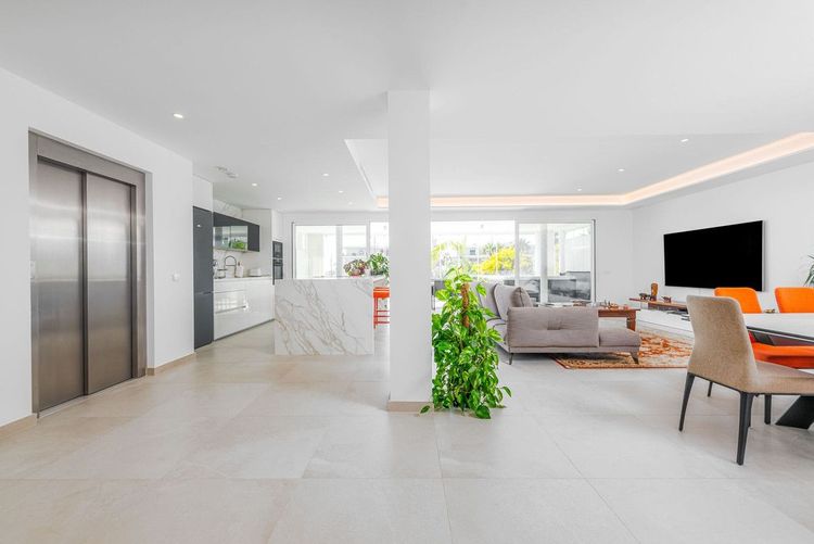 Apartment | Resale in Benalmadena Costa in Benalmadena Costa, Costa del Sol - Photo 5