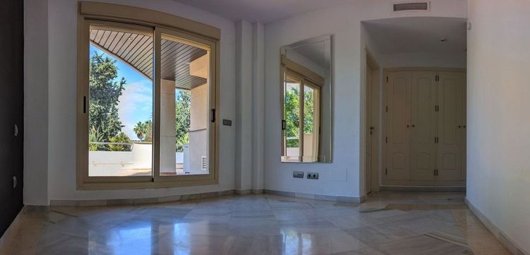 Apartment | Resale in Aloha in Aloha, Costa del Sol - Photo 5
