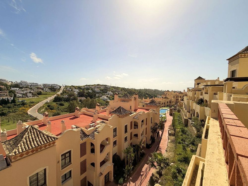 Penthouse | Resale in Estepona in Estepona, Costa del Sol - Main property photo