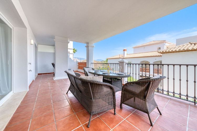Apartment | Resale in Calahonda in Calahonda, Costa del Sol - Photo 3