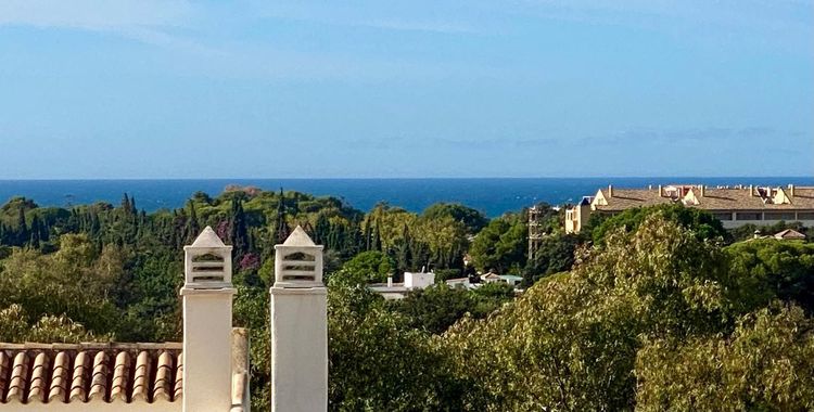 Apartment | Resale in Elviria in Elviria, Costa del Sol - Photo 2
