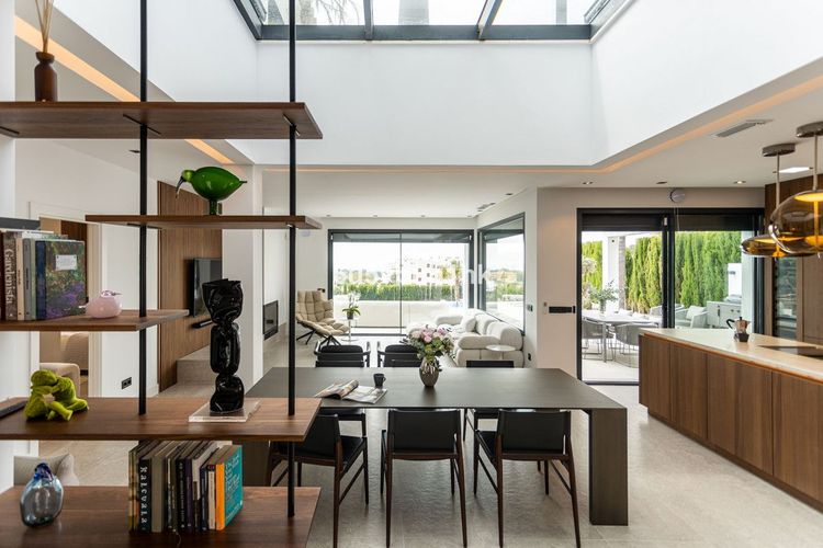 House | Resale in Estepona in Estepona, Costa del Sol - Photo 4