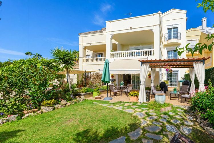 House | Resale in Estepona in Estepona, Costa del Sol - Photo 2