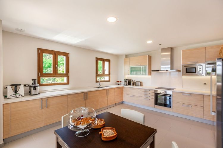 House | Resale in Benahavís in Benahavís Others, Costa del Sol - Photo 5