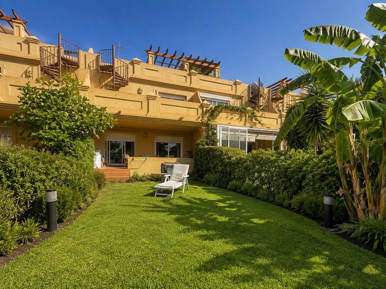 House | Resale in Estepona in Estepona, Costa del Sol - Photo 3