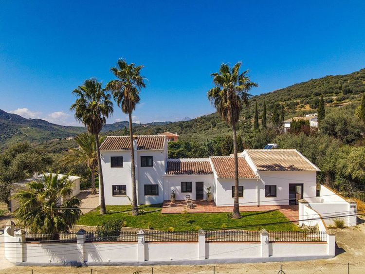 House | Resale in Periana in Periana, Costa del Sol - Photo 2
