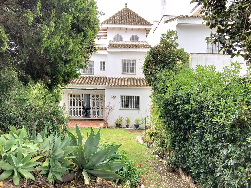 House | Resale in La Duquesa in La Duquesa, Costa del Sol - Main property photo