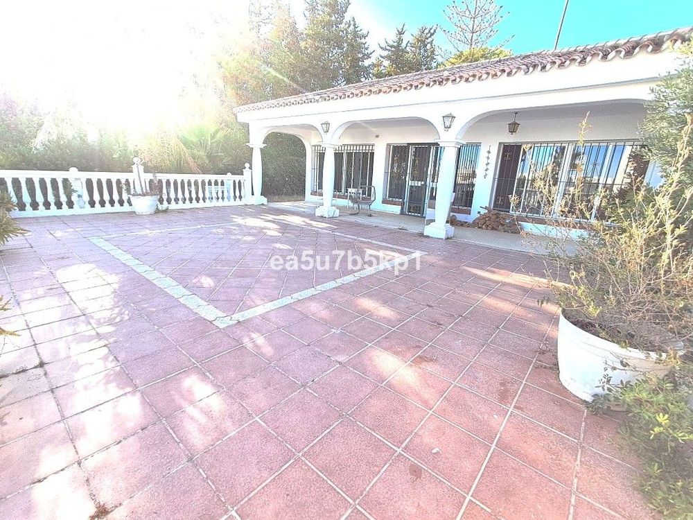 House | Resale in Estepona in Estepona, Costa del Sol - Main property photo