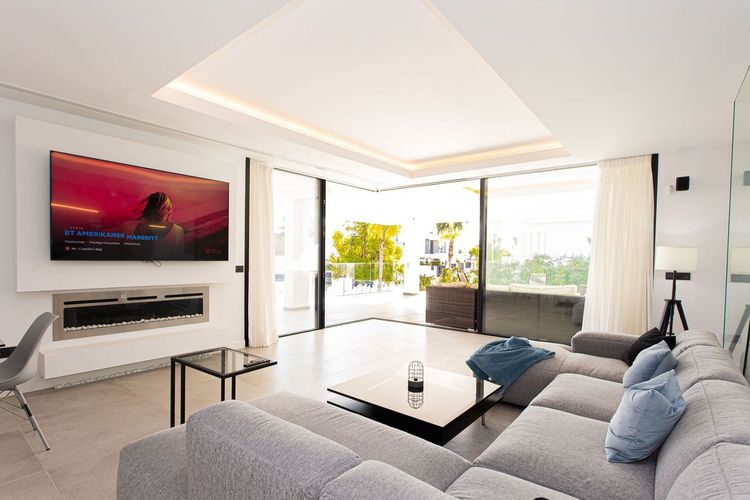 House | Resale in Marbella in Estepona, Costa del Sol - Photo 3