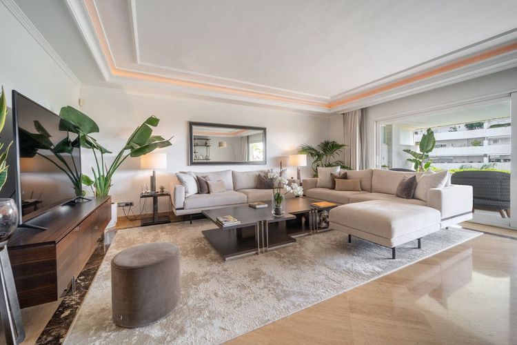 Apartment | Resale in Puerto Banús in Puerto Banús, Costa del Sol - Photo 2