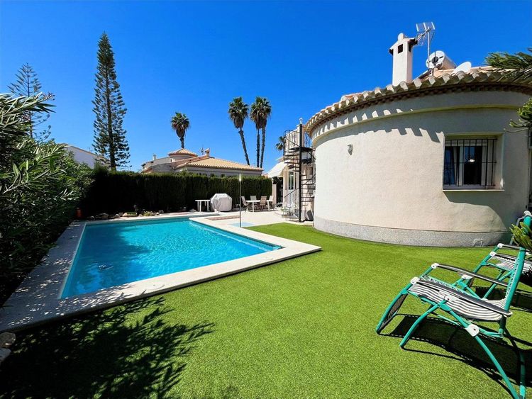 House | Resale in Playa Flamenca in Playa Flamenca, Orihuela Costa, Costa Blanca - Photo 4