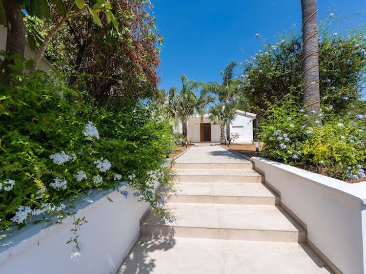 House | Resale in El Madroñal in El Madroñal, Costa del Sol - Photo 4