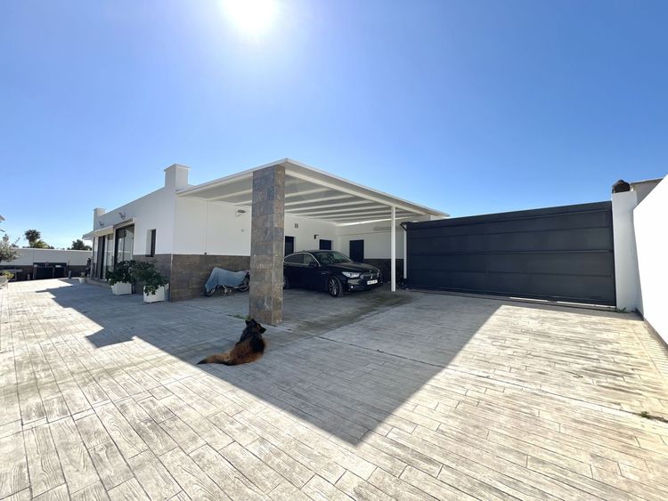 House | Resale in Estepona in Estepona, Costa del Sol - Photo 3