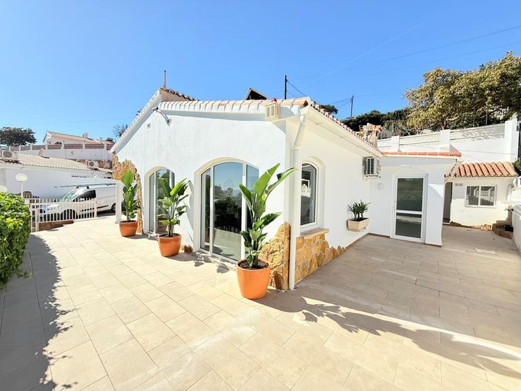 House | Resale in Torrox Costa in Torrox Costa, Costa del Sol - Photo 2