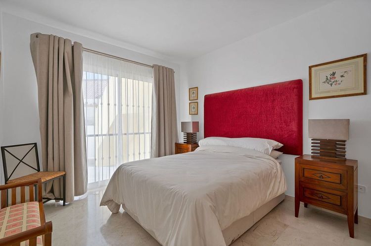 Apartment | Resale in Nueva Andalucía in Nueva Andalucía Others, Costa del Sol - Photo 5