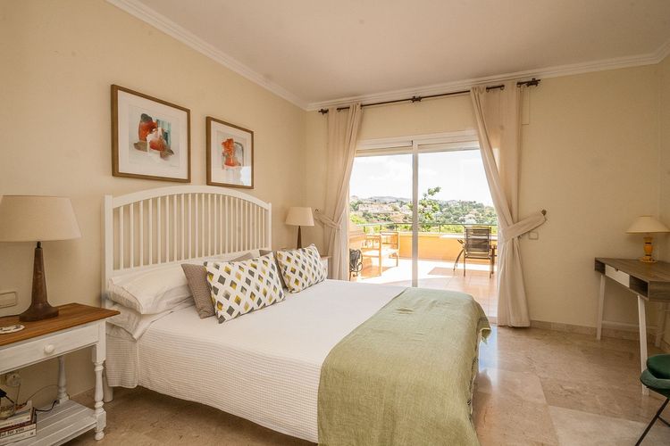 Apartment | Resale in Elviria in Elviria, Costa del Sol - Photo 5