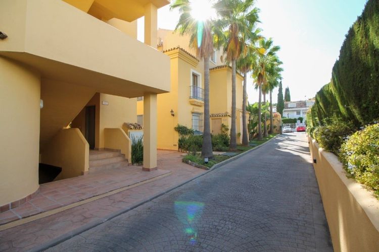 House | Resale in Cabopino in Cabopino, Costa del Sol - Photo 4