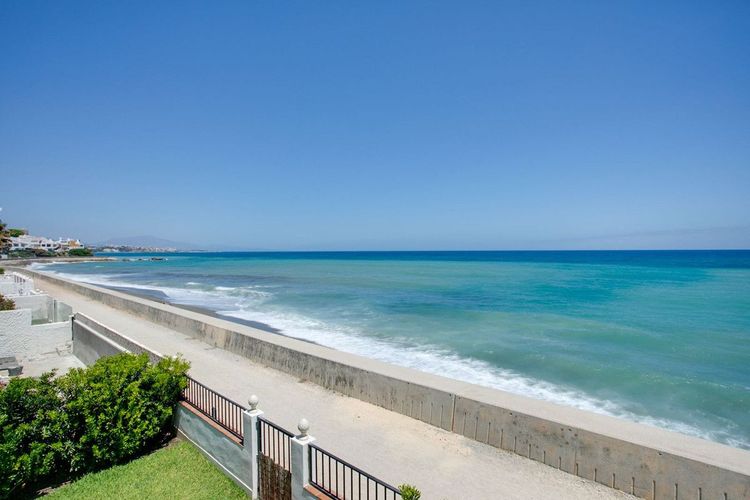 House | Resale in Estepona in Estepona, Costa del Sol - Photo 2