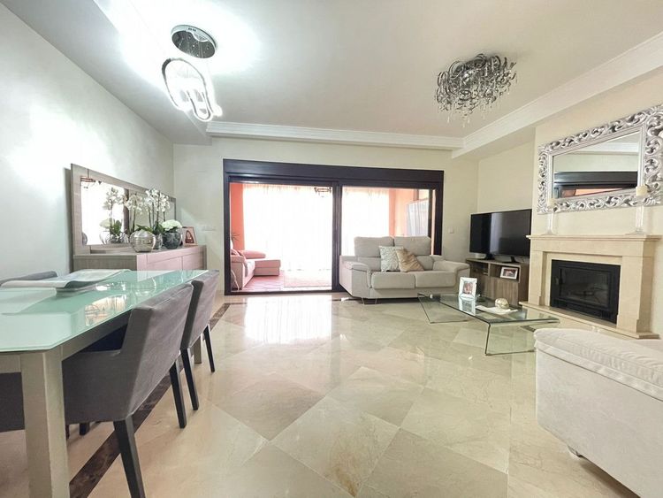 House | Resale in Estepona in Estepona, Costa del Sol - Photo 3