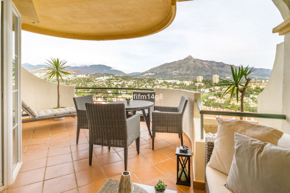 Apartment | Resale in Nueva Andalucía in Nueva Andalucía, Costa del Sol - Main property photo