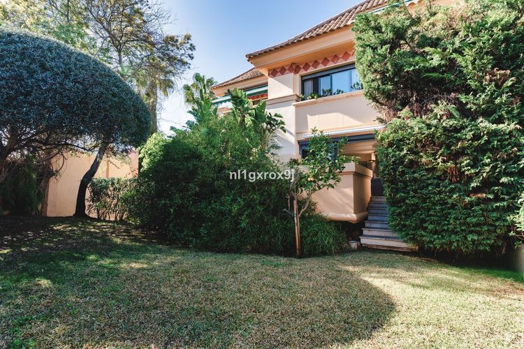 Apartment | Resale in Nueva Andalucía in Nueva Andalucía, Costa del Sol - Photo 4